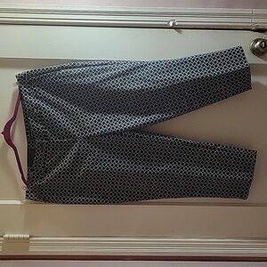 HILARY RADLEY Woman's Black/White Geometric Print Capri Pants, Size: 16, NWT
